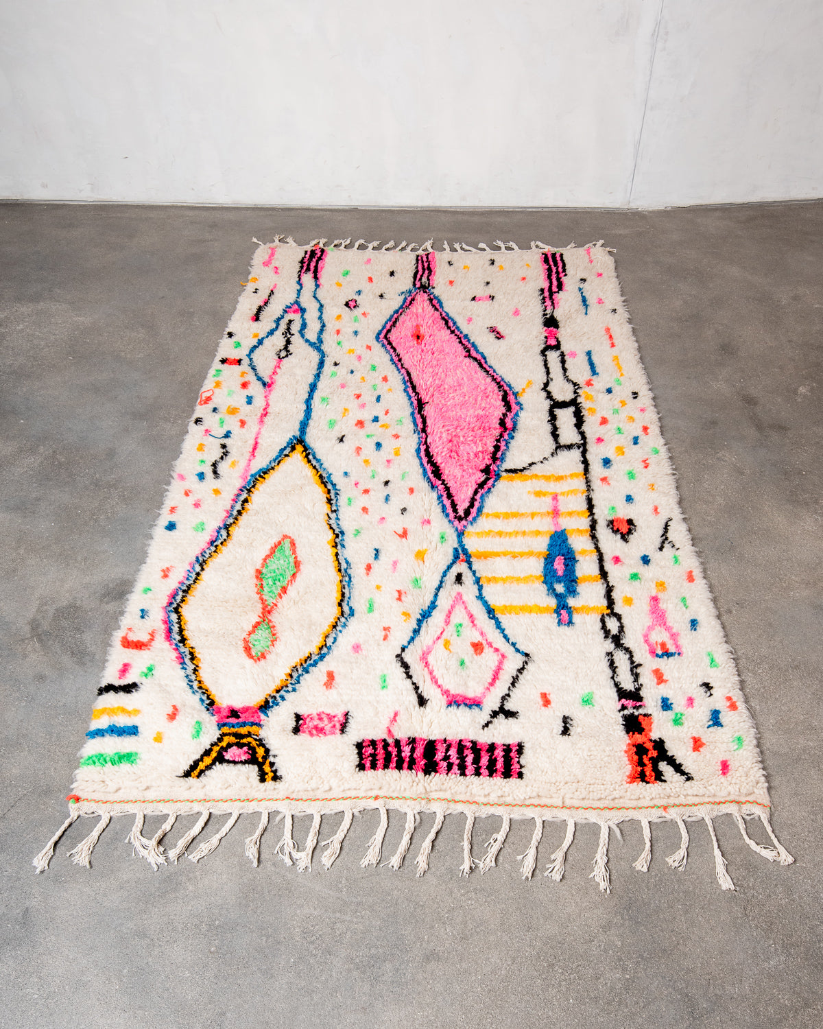 Modern designer handcrafted Berber rug from Morocco. Azilal rug with beautiful colors and patterns. Made of sheep’s wool and colourful cotton.